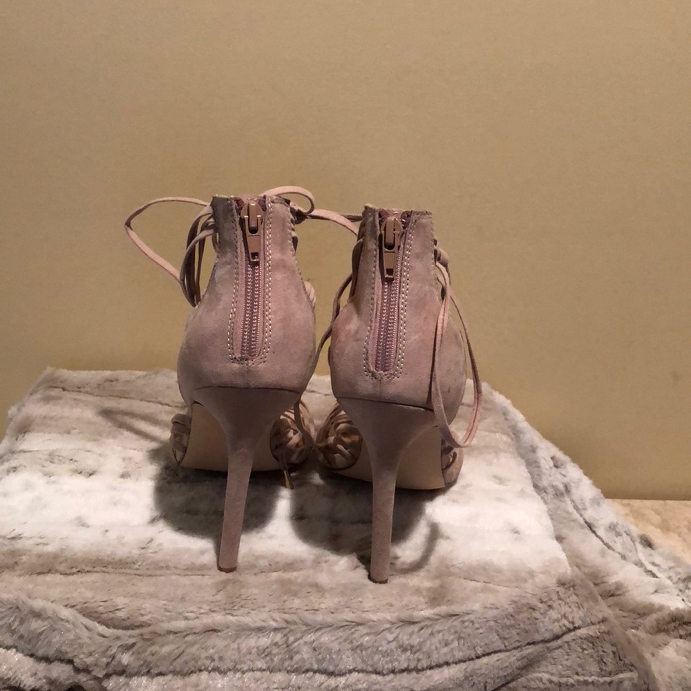 High Heel - Picture 3 of 6